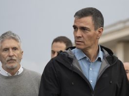 Pedro Sánchez y Grande-Marlaska en la reunión celebrada en el 112 tras los incidentes de Paiporta. (Foto: EP)