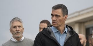 Pedro Sánchez y Grande-Marlaska en la reunión celebrada en el 112 tras los incidentes de Paiporta. (Foto: EP)