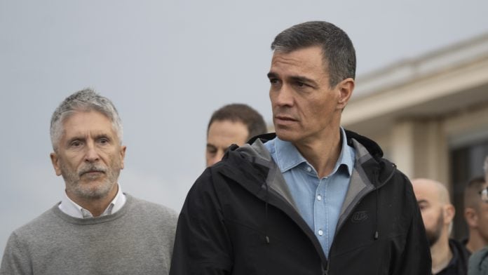 Pedro Sánchez y Grande-Marlaska en la reunión celebrada en el 112 tras los incidentes de Paiporta. (Foto: EP)