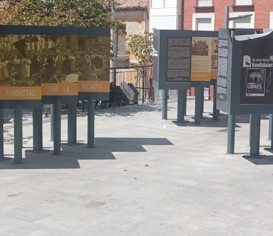 Vista general de la olvidada y vandalizada exposición de la plaza de Dávalos. (Foto: La Crónic@)