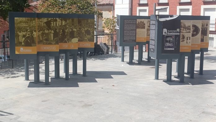 Vista general de la olvidada y vandalizada exposición de la plaza de Dávalos. (Foto: La Crónic@)