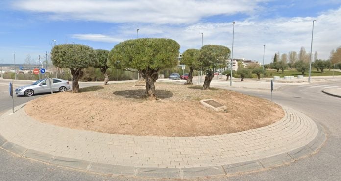 Desde ahora, además de con los olivos esta glorieta cuenta con una plaza y un nombre. (Foto: Google Maps)