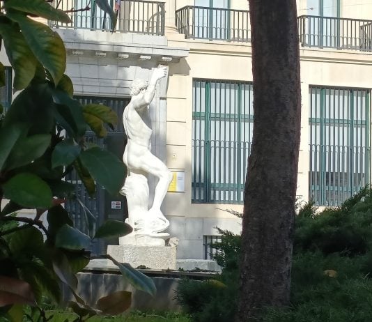 La estatua de Neptuno, de nuevo sin su tridente, en noviembre de 2024. (Foto: La Crónic@)