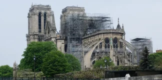 Los andamios han ocultado la catedral de Notre-Dame desde su incendio, hace cinco años.