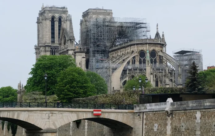 Los andamios han ocultado la catedral de Notre-Dame desde su incendio, hace cinco años.