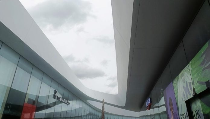 Nubarrones sobre el centro comercial Oasiz, en 2024. (Foto: La Crónic@)