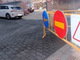 Las obras en la plaza de la Virgen de la Antigua van a un paso igual de lento que las de la calle Cervantes, iniciadas a comienzo de 2024 y que forman parte del mismo proyecto. (Foto: La Crónic@)