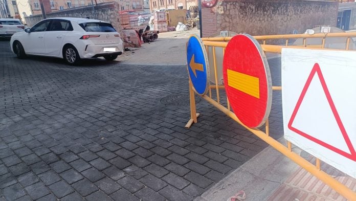 Las obras en la plaza de la Virgen de la Antigua van a un paso igual de lento que las de la calle Cervantes, iniciadas a comienzo de 2024 y que forman parte del mismo proyecto. (Foto: La Crónic@)