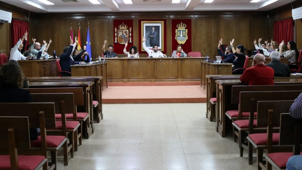 Momento de la votación sobre el centro de inmigrantes en el pleno del Ayuntamiento de Azuqueca del 31 de octubre de 2024.