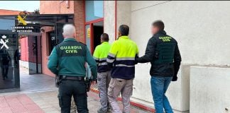 Dos de los trabajadores detenidos por robo de cable de cobre. (Foto: Guardia Civil)