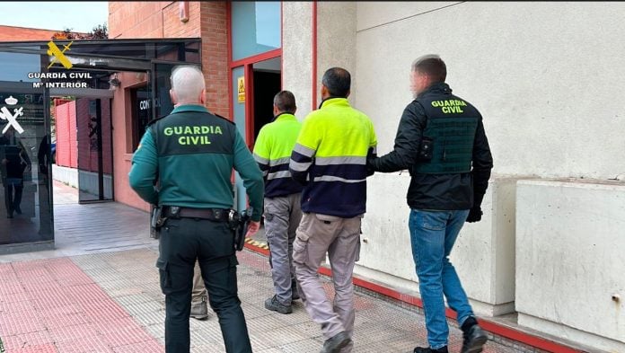 Dos de los trabajadores detenidos por robo de cable de cobre. (Foto: Guardia Civil)