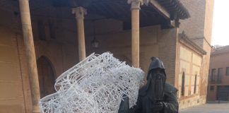 A la estatua del cofrade de Santa María le ha salido un inesperado compañero. (Foto: Remitido a La Crónic@)