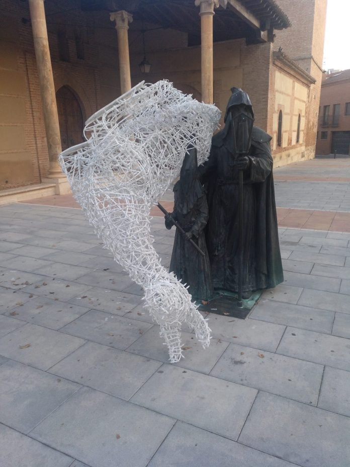 A la estatua del cofrade de Santa María le ha salido un inesperado compañero. (Foto: Remitido a La Crónic@)