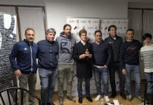 Borja Jiménez, con la Junta Directiva de "Romancos al campo" tras recibir el premio.