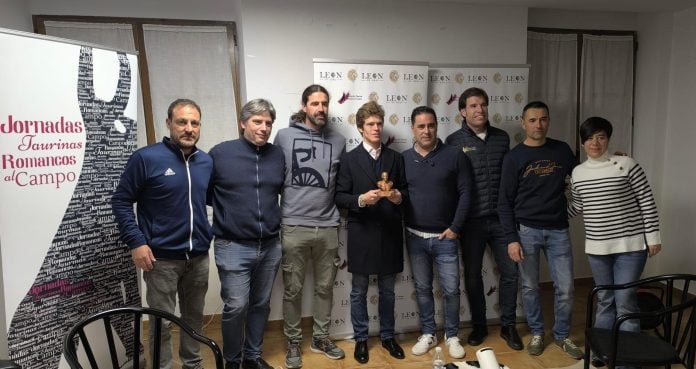 Borja Jiménez, con la Junta Directiva de "Romancos al campo" tras recibir el premio.