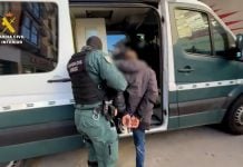 Uno de los detenidos en esta operación sobre venta fraudulenta de mascotas. (Foto; Guardia Civil)