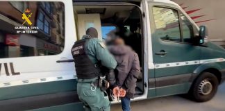 Uno de los detenidos en esta operación sobre venta fraudulenta de mascotas. (Foto; Guardia Civil)