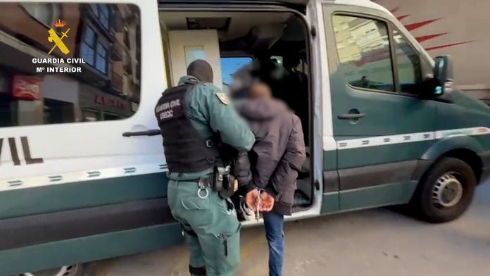 Uno de los detenidos en esta operación sobre venta fraudulenta de mascotas. (Foto; Guardia Civil)