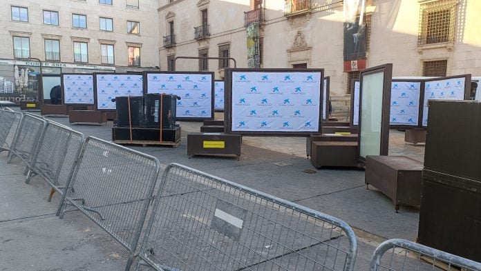 Montaje de la exposición de La Caixa en Guadalajara en la mañana del lunes, 16 de diciembre de 2024. (Foto: La Crónic@)