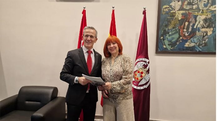 Jorge Clemente y Karmen Garrido tras la firma del acuerdo entre la Universidad Complutense y FEPET.