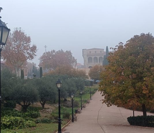 Al fondo, el Palacio del Infantado en una mañana de niebla de Guadalajara en diciembre de 2024. (Foto: La Crónic@)