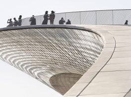 El Museo de Arte, Arquitectura y Tecnología de Lisboa es espectacular incluso antes de entrar y conocerlo.