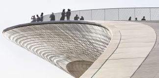 El Museo de Arte, Arquitectura y Tecnología de Lisboa es espectacular incluso antes de entrar y conocerlo.