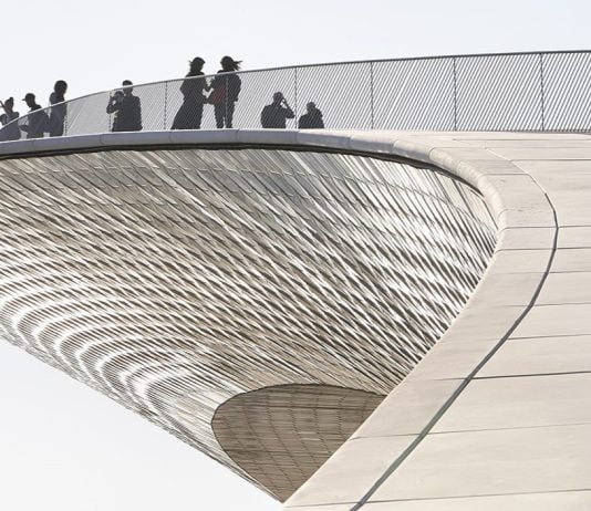 El Museo de Arte, Arquitectura y Tecnología de Lisboa es espectacular incluso antes de entrar y conocerlo.