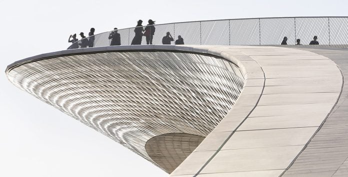 El Museo de Arte, Arquitectura y Tecnología de Lisboa es espectacular incluso antes de entrar y conocerlo.