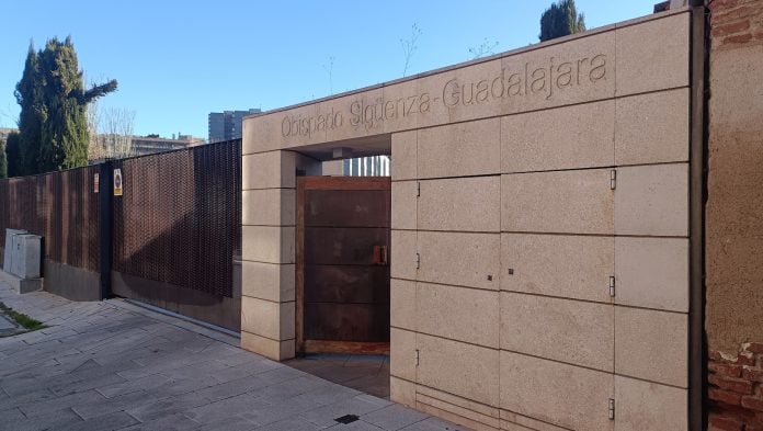 Tras estos muros vive el obispo de Sigüenza-Guadalajara, en la capital de la provincia. La sede episcopal la levantó José Sánchez y la mantuvo Atilano Rodríguez. (Foto: La Crónic@)