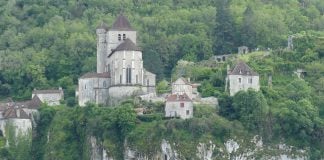 Saint-Cirq-Lapopie desde los ventanales del comedor. El espectáculo, en realidad, estaba más cerca. (Foto: La Crónic@)