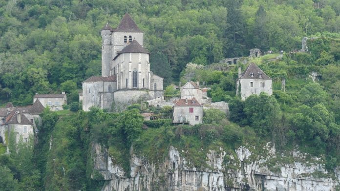 Saint-Cirq-Lapopie desde los ventanales del comedor. El espectáculo, en realidad, estaba más cerca. (Foto: La Crónic@)