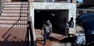 Dos de los ladrones, saliendo del chalet de El Casar.