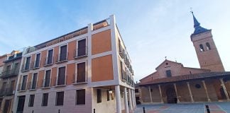 Bloque de viviendas de reciente construcción en Guadalajara, junto a la concatedral de Santa María, en diciembre de 2024. (Foto: La Crónic@)