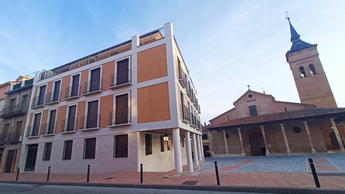 Bloque de viviendas de reciente construcción en Guadalajara, junto a la concatedral de Santa María, en diciembre de 2024. (Foto: La Crónic@)