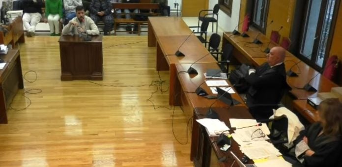 Acusado y fiscal en un momento del interrogatorio de este viernes en la Audiencia Provincial que ha sentado al exalcalde de Fontanar, Víctor San Vidal, de nuevo en el banquillo. (Foto: La Crónic@/TSJCLM)