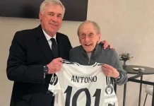 Antonio Barrena, seguntino y suegro de Ancelotti, exultante al recibir la camiseta del Real Madrid, personalizada para la ocasión con su edad.