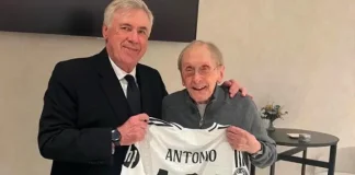 Antonio Barrena, seguntino y suegro de Ancelotti, exultante al recibir la camiseta del Real Madrid, personalizada para la ocasión con su edad.