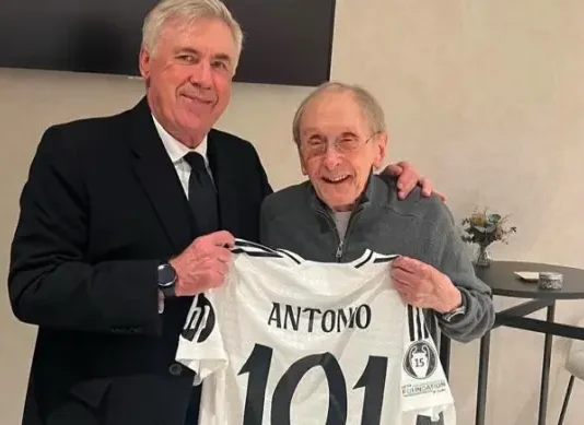 Antonio Barrena, seguntino y suegro de Ancelotti, exultante al recibir la camiseta del Real Madrid, personalizada para la ocasión con su edad.