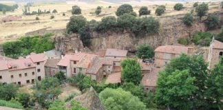 Vista parcial del caserío de Anguita.