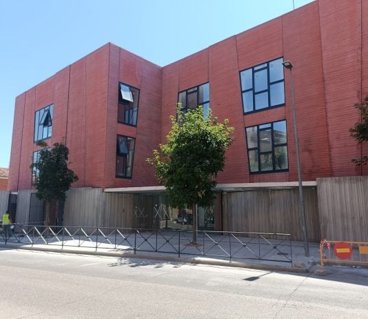 Exterior de la Casa de las Artes en Azuqueca de Henares en julio de 2024. La obra civil se ha dado por terminada en el inicio de 2025 para un proyecto que se planteó en 2017. (Foto: La Crónic@)