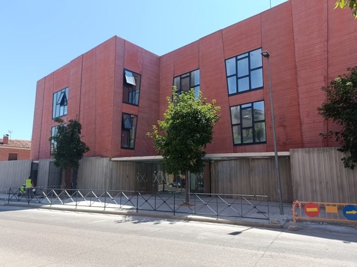 Exterior de la Casa de las Artes en Azuqueca de Henares en julio de 2024. La obra civil se ha dado por terminada en el inicio de 2025 para un proyecto que se planteó en 2017. (Foto: La Crónic@)