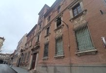 El edificio histórico de Correos en Guadalajara, en enero de 2025. Desde el exterior se aprecian notorias humedades en su planta baja. (Foto: La Crónic@)