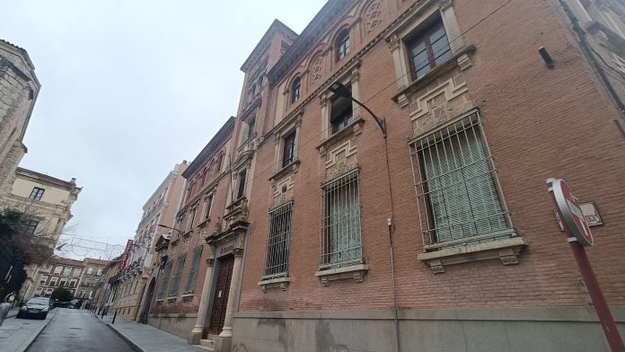 El edificio histórico de Correos en Guadalajara, en enero de 2025. Desde el exterior se aprecian notorias humedades en su planta baja. (Foto: La Crónic@)