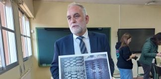 El delegado de Educación con el "antes y después" de la caldera del colegio de esta nueva discrepancia entre Ayuntamiento y Junta.