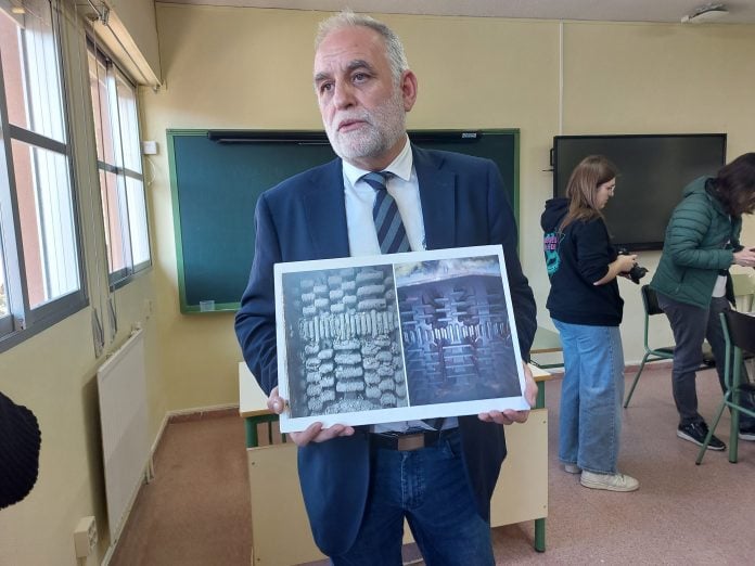 El delegado de Educación con el "antes y después" de la caldera del colegio de esta nueva discrepancia entre Ayuntamiento y Junta.