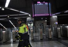 Los paneles de la estación de Sol indicando el 1 de enero de 2025 la interrupción del servicio de Cercanías. (Foto: EP)