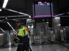 Los paneles de la estación de Sol indicando el 1 de enero de 2025 la interrupción del servicio de Cercanías. (Foto: EP)