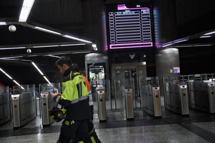 Los paneles de la estación de Sol indicando el 1 de enero de 2025 la interrupción del servicio de Cercanías. (Foto: EP)