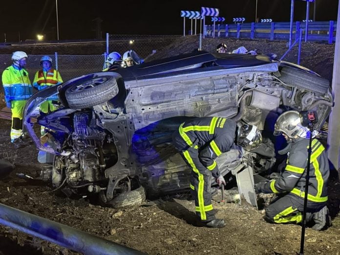 La adolescente fallecida en la A-2 quedó atrapada dentro del vehículo. (Foto: 112 Comunidad de Madrid)